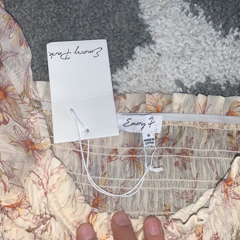 Nice summertime crops ruffled top!☀️🌸